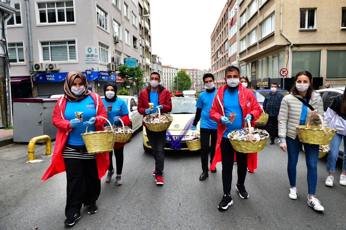 MErgun_Turan's tweet photo. İlçemizin balkonları, sokakları bugün de keyif doluydu. 

Fatih'imizin neşesi çocuklarımız, bayramı tadında yaşadı.

Bu kez onlar değil, ekiplerimiz kapı kapı dolaşıp şeker dağıttı. 

 #FatihiYaşaFatihteYaşa https://t.co/16cb3uCaGW