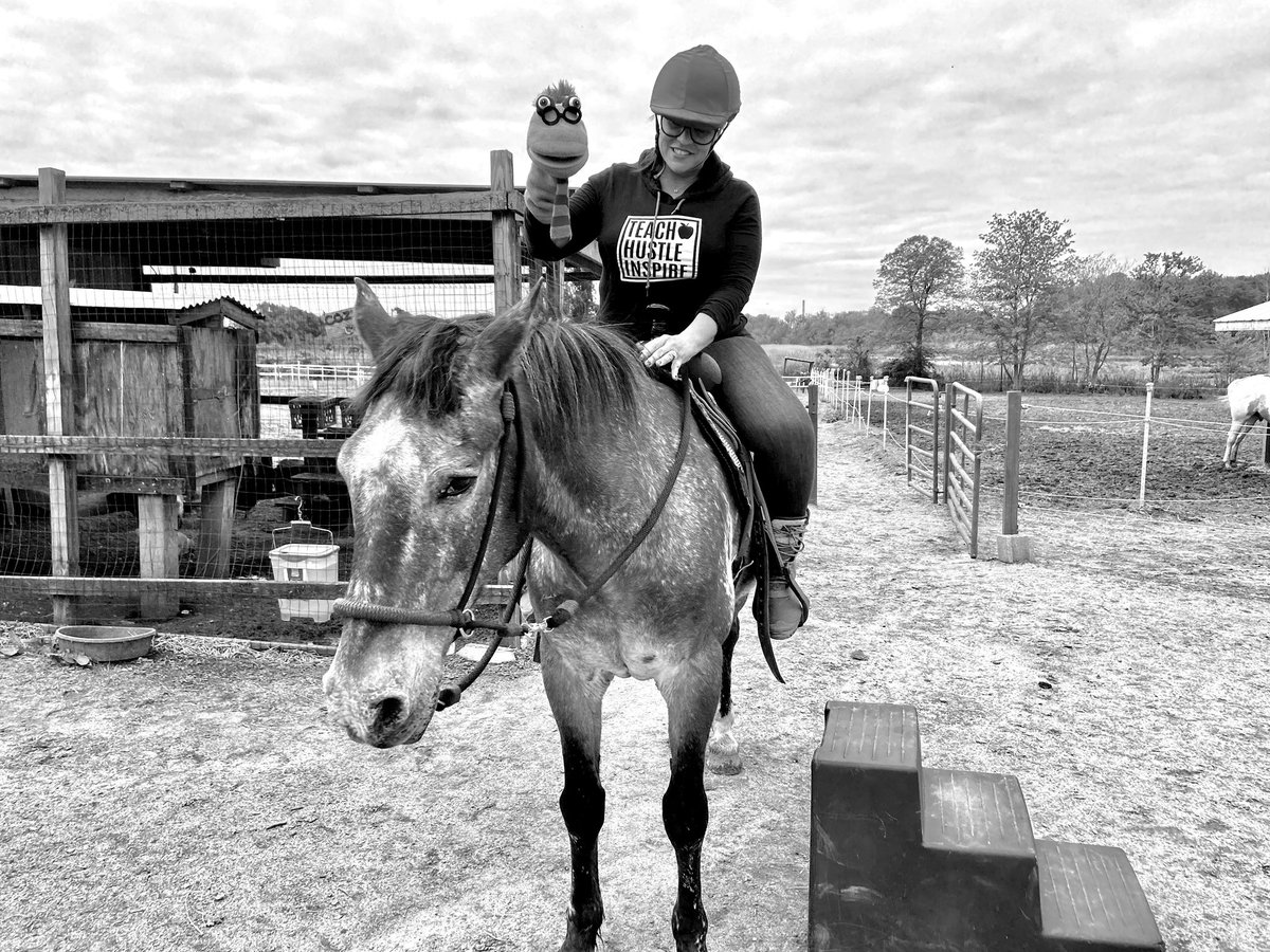 teacher_city's tweet photo. Sneak peek of Sunday’s #VirtualFieldTrip #CozyQuartersFarm.💕🐐🐓🐔🐴 It’s was a bit challenging being on a horse, holding IPAD w/the kids on @Zoom & making sure #Frank was included.🤪
This is Apache. He is 28 years old.❤️
#NGSS
#PAEMST
#OutdoorClassroom
#PhDScience
#phenomenon https://t.co/SOE7EYgNUM