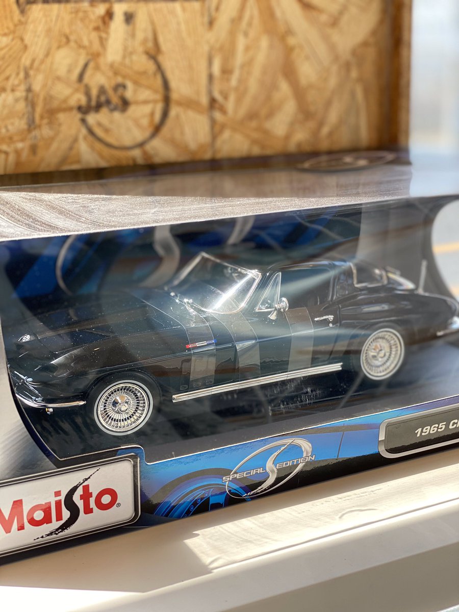 gravity__ltd's tweet photo. 1965年　Chevrolet corvette 
・
こちらのミニカー飾っっております^_^
・
車の修理でお困りの方はご連絡下さい！DMでも受け付けています！ #越谷市 #自動車屋 #カスタム #会社 #株式会社グラビティ #修理 #自動車整備 #ミニカー 
https://t.co/KTHbprHY9k https://t.co/5HwjUyQj4O