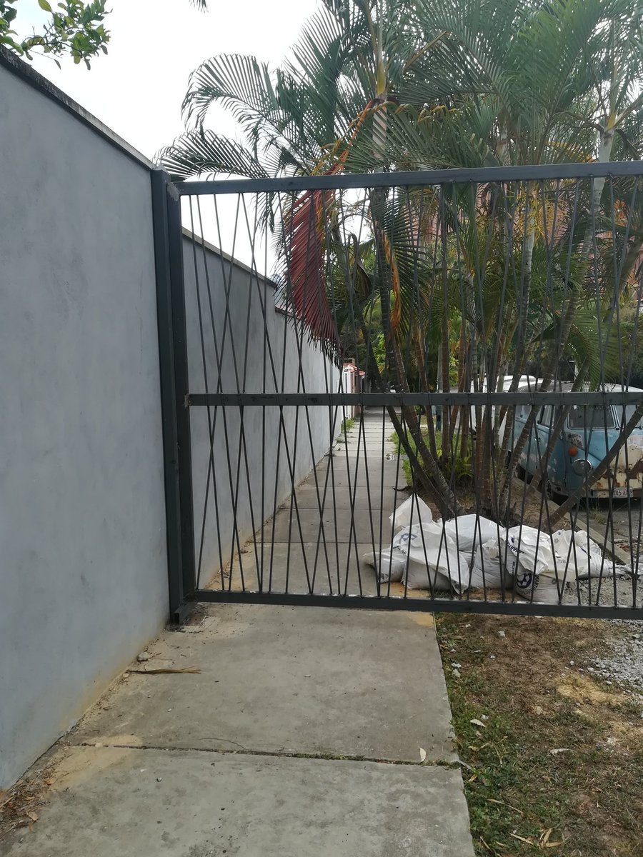RodriguezAramis's tweet photo. En una avenida principal bloquean el paso de peatones. ¡Una reja sin puerta en las aceras! Esto sucede en un virreinado llamado la Boyera, donde unos señores feudales (#asoprub) buscan su seguridad a costa de derechos de libre tránsito. Es tu municipio @eliasayegh @ElHatillo https://t.co/2CSmOlc0iO