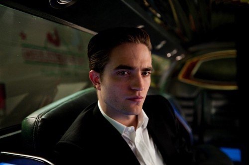 Rewatched cosmopolis and w/ Pattinson playing  #Batman realized it actually serves as a brutal deconstruction of the billionaire Bruce Wayne persona. (Character) thread...