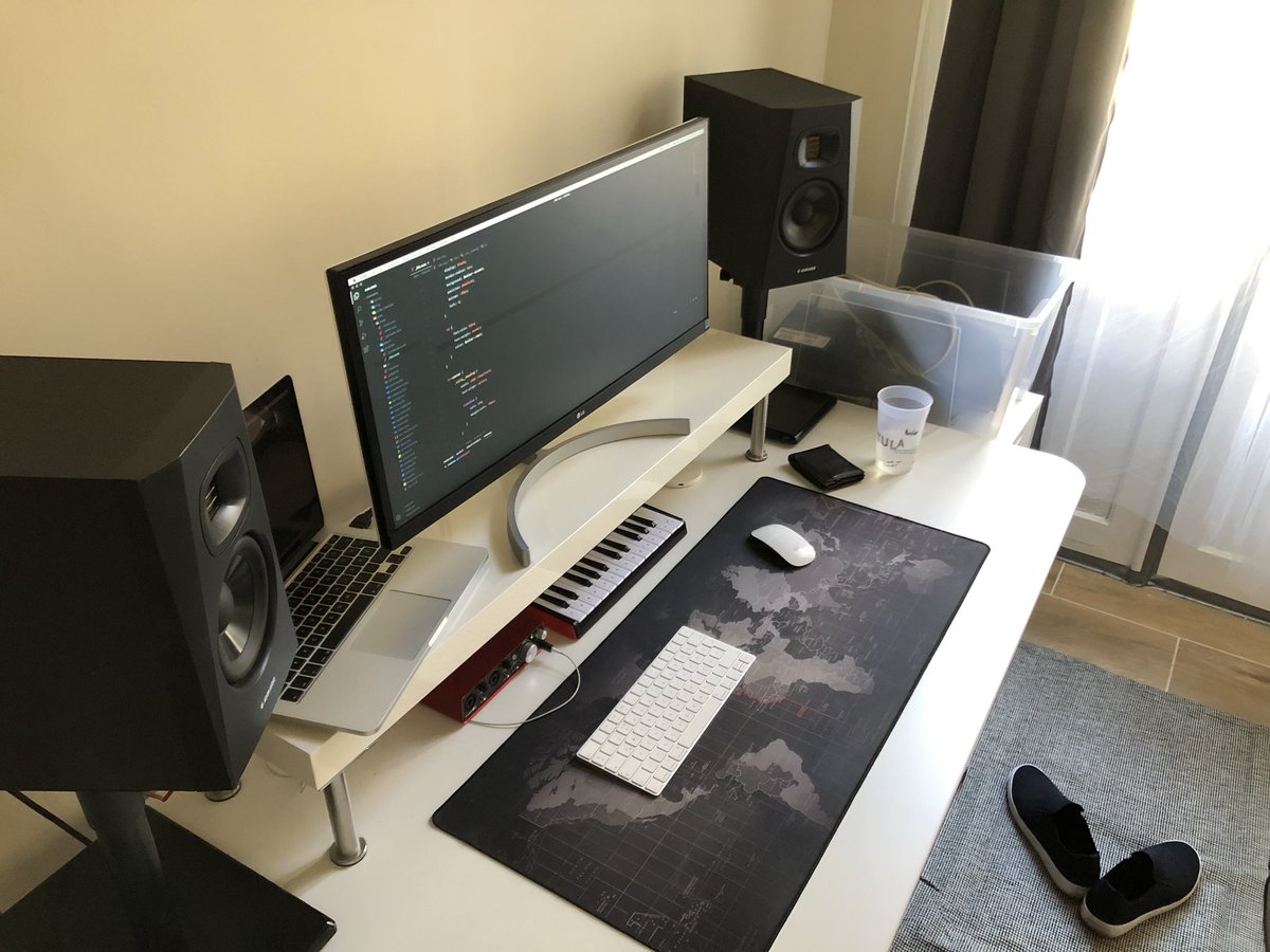 csabamarosi's tweet photo. Dolgozni, kávézni, gitározni lehet, a sok egyéb szart meg majd valaki elpakolja valamikor. #projectmancave https://t.co/neOfmcnxLd