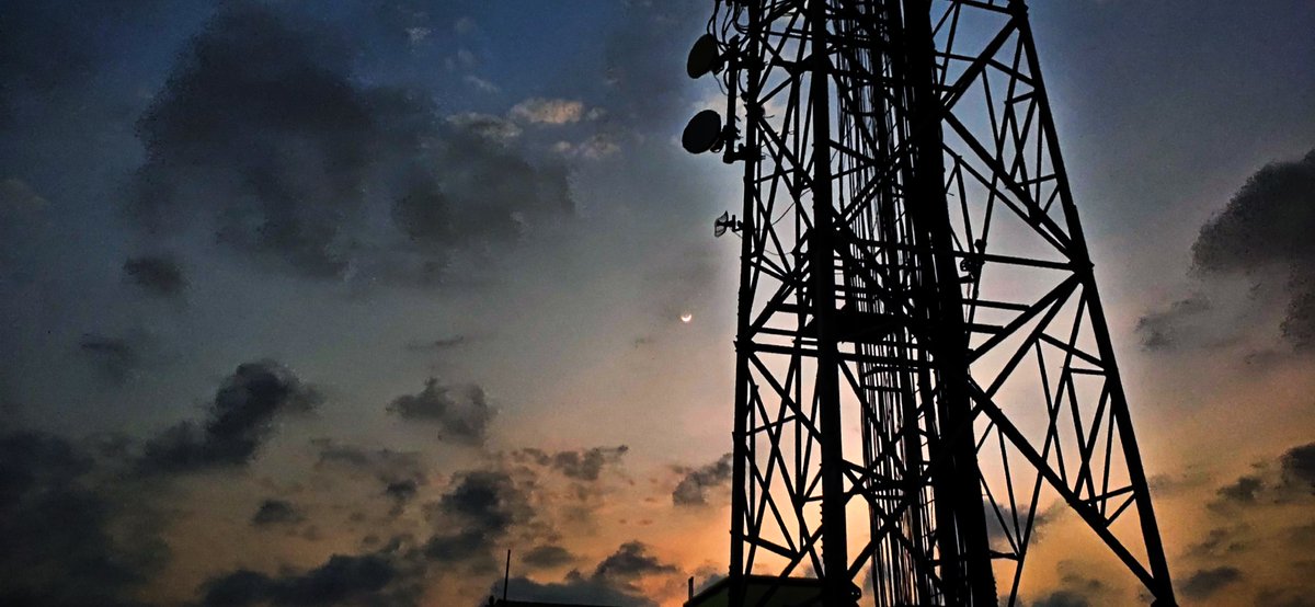 ItsNillOfficial's tweet photo. AMPHAN, is that you again?

🌜🌧️🌊🌀🌪️❄️🌡️🌨️⛈️🌖🌚🌛
#AmphanIsBack #SuperCyclone #CycloneAmphanUpdate  #AmphanCyclone #AmphanSuperCyclone #cycloneamphanupdates #Odisha #WestBengal #CycloneAmphan https://t.co/GVti4OJ3mS