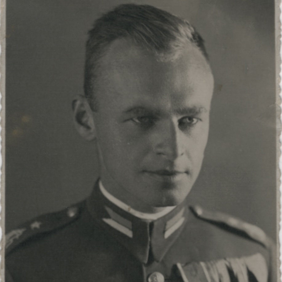 jackfairweather's tweet photo. One of WWII’s greatest heroes was executed by Communists 72 years ago today. #witoldpilecki volunteered for underground mission to Auschwitz in 1940 to witness Nazi crimes, then fought Poland's Communist takeover only to be caught, shot and story hidden. Please help share it now https://t.co/bl81g9uQiz