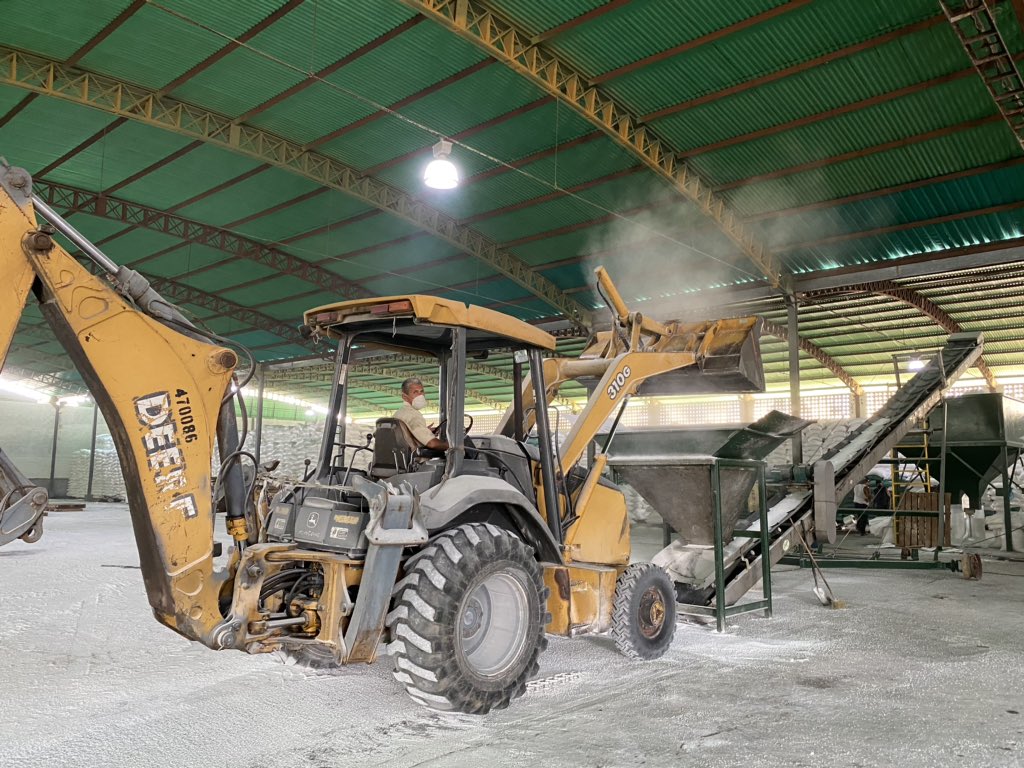 ASOPORTUGUESA's tweet image. #CicloInvierno | Desde las áreas de agroquímicos, fertilizantes y cavas refrigeradas, continuamos sin descanso la entrega de insumos a los productores, para la siembra de #maíz y #arroz 2020.