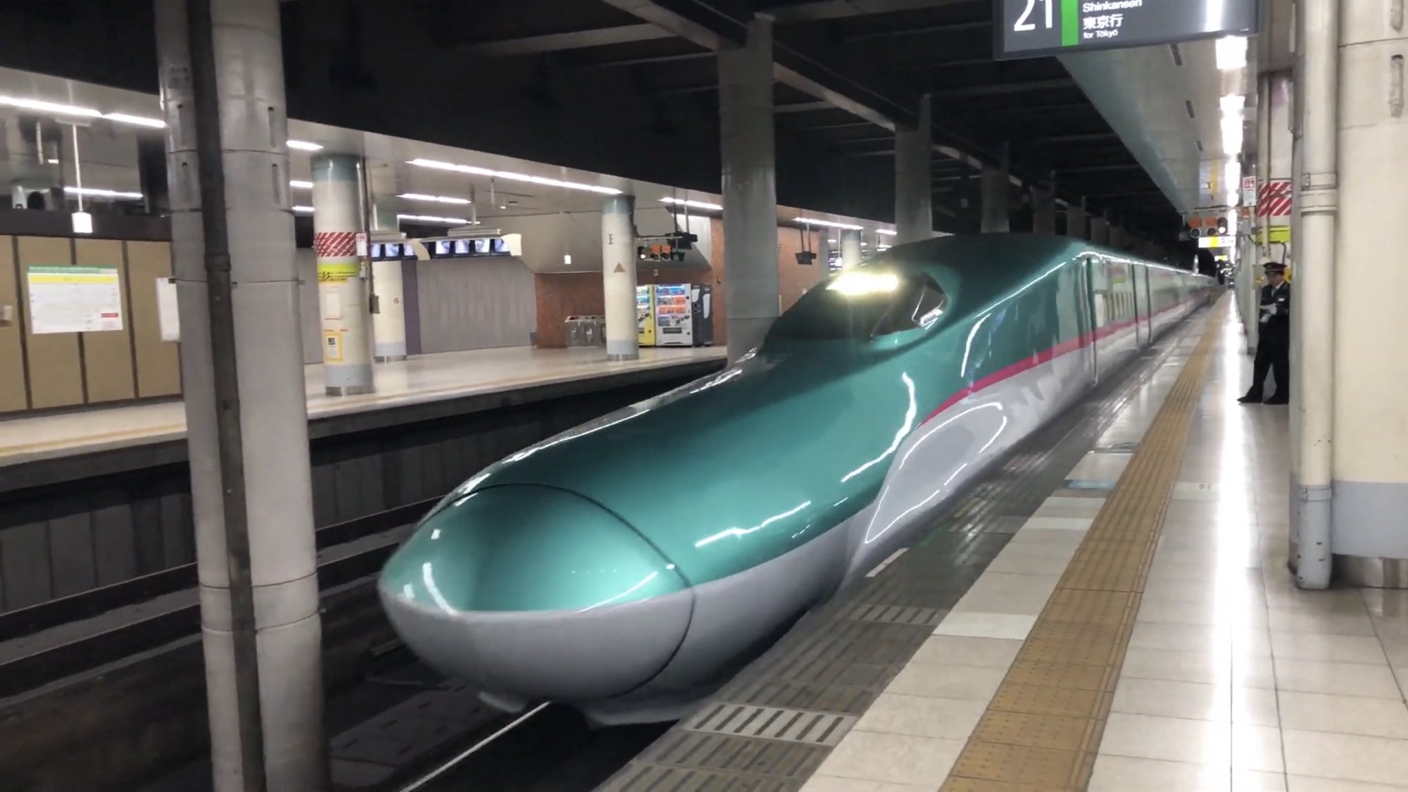 O Xrhsths 動物と自然 風景と電車や飛行機などの動画 写真を発信 Sto Twitter E5系 東北新幹線はやぶさ12号 が上野駅に到着しました 低騒音型パンタグラフが立派です 動画をアップしましたので ぜひ見てみてください T Co E5jtcvxr4w 上野駅