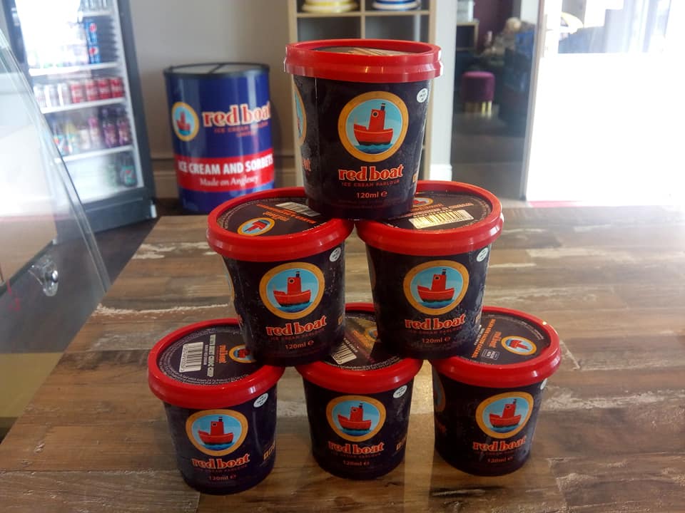 becwsmonbakery's tweet photo. ** 🍦 Cyflenwr Newydd🍧 **

Rydyn ni'n falch iawn o gyhoeddi ein bod ni nawr yn stocio'r Pots Mini 120ml blasus o @Redboatparlour yn Lewy’s Loaf !! Byddwn ar agor eto bore yfory o 7.30yb. Ewch draw i stocio i fynu am yr wythnos i ddod. ❤️ #cefnogilleol #ynysmon https://t.co/ysPazTHRXE