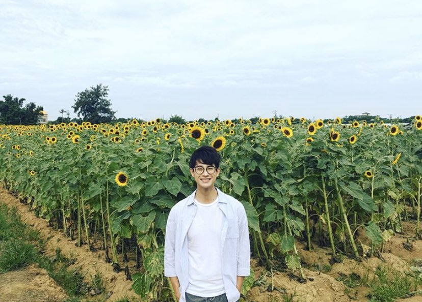 here’s a thread of zach lu looking insanely gorgeous while wearing glasses 