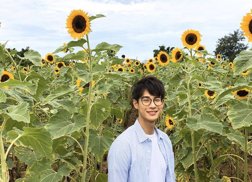 here’s a thread of zach lu looking insanely gorgeous while wearing glasses 