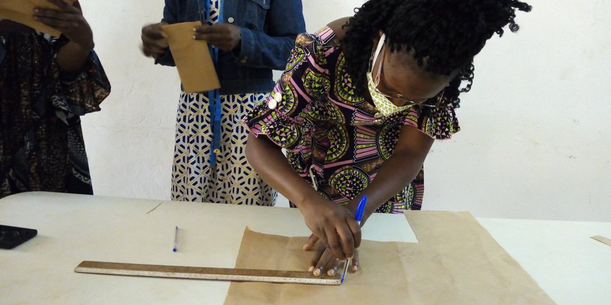 NunyaLab's tweet photo. Ce lundi 25 mai 2020, les artisans et les formateurs continuent la formation en réalisation de masque alternatif de protection à la Maison des Jeunes de Lomé.

#PNUD #INAM #FAIEJ #UCRM #MDBAJ #NunyaLab https://t.co/1MHn2va83Q