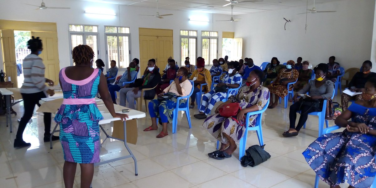 NunyaLab's tweet photo. Ce lundi 25 mai 2020, les artisans et les formateurs continuent la formation en réalisation de masque alternatif de protection à la Maison des Jeunes de Lomé.

#PNUD #INAM #FAIEJ #UCRM #MDBAJ #NunyaLab https://t.co/1MHn2va83Q