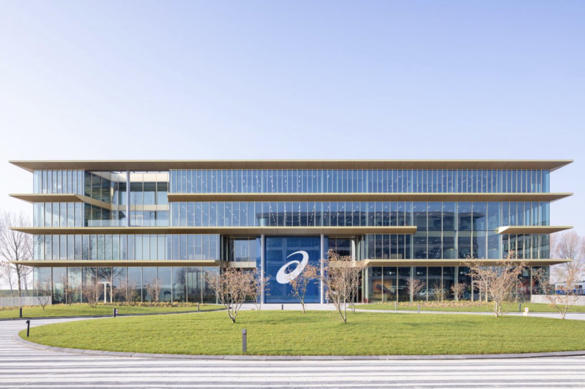 Een duurzaam, helder en elegant gebouw! 
Dit is het nieuwe hoofdkantoor van sport- en lifestylemerk ASICS! Benieuwd hoe het kantoor er van binnen uit ziet 🤩? Check: planeffect.nl/portfolio-item…
