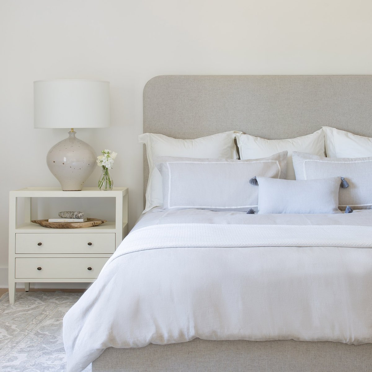 fletch_rhodes's tweet image. We&apos;ve put up a &quot;How to Style a Nightstand&quot; on the #FRblog! Here are a few inspo pics to get your DIY juices flowing. Check out our tips at --&amp;gt; fletcherrhodes.com/blog

#FletcherRhodes #InteriorDesign #FRStyle #BedroomInspo #DecoratingTips