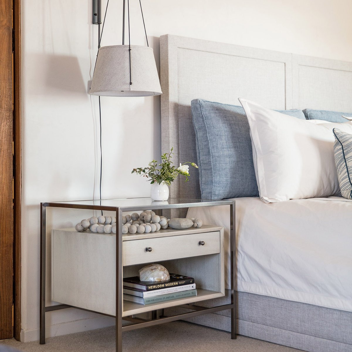 fletch_rhodes's tweet image. We&apos;ve put up a &quot;How to Style a Nightstand&quot; on the #FRblog! Here are a few inspo pics to get your DIY juices flowing. Check out our tips at --&amp;gt; fletcherrhodes.com/blog

#FletcherRhodes #InteriorDesign #FRStyle #BedroomInspo #DecoratingTips