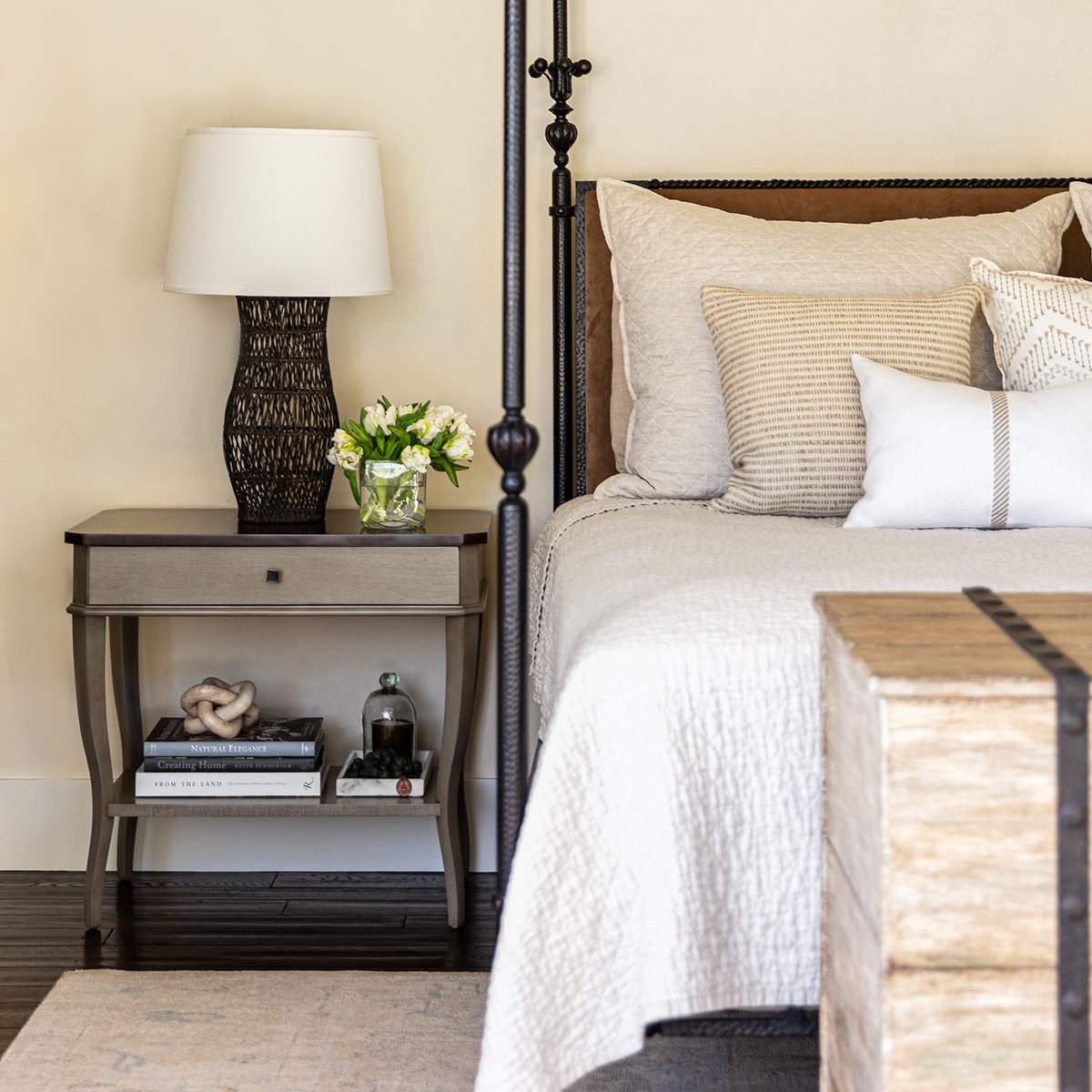 fletch_rhodes's tweet image. We&apos;ve put up a &quot;How to Style a Nightstand&quot; on the #FRblog! Here are a few inspo pics to get your DIY juices flowing. Check out our tips at --&amp;gt; fletcherrhodes.com/blog

#FletcherRhodes #InteriorDesign #FRStyle #BedroomInspo #DecoratingTips