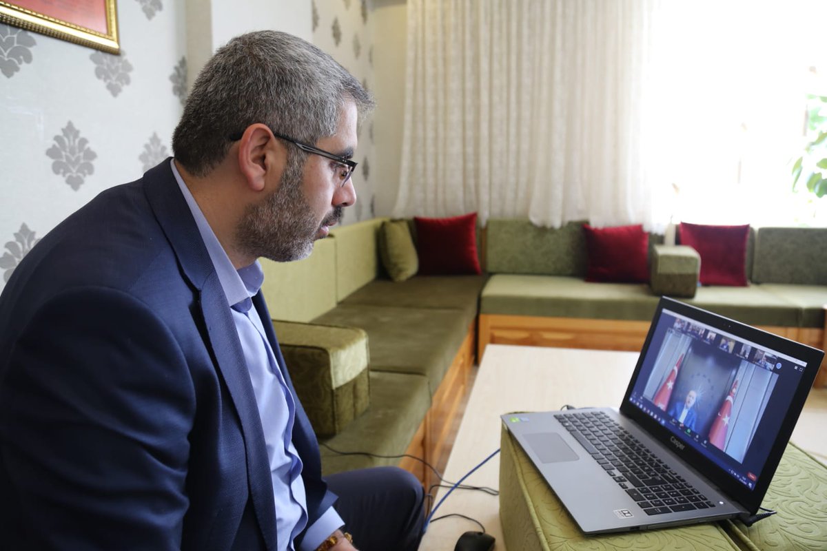 İlçe Başkanımız Sayın <a href="/Fatihuzunaslan_/">M. Fatih Uzunaslan</a> Genel Başkanımız ve  Cumhurbaşkanımız Sayın <a href="/RTErdogan/">Recep Tayyip Erdoğan</a> ile video konferans yolu ile görüşerek bayramlaştı.
<a href="/Yilmaz_feray/">Feray Yılmaz</a>
<a href="/korkmaz_ab/">Abdullah Korkmaz</a>
<a href="/ahmethosaf2019/">Ahmet HOŞAF</a> 
@aagraliez 
<a href="/EyupOzkececi/">Mehmet Eyup Özkeçeci</a>