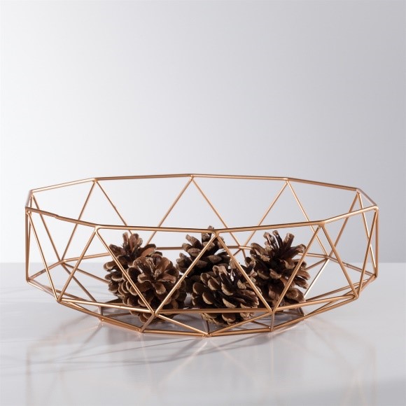 flatohomeprods's tweet photo. We love incorporating small accents of gold throughout homes,itโs simple & easy way to add a little glitz & glam to your room.Dress up a dull or hardworking space such as an entryway or home office with accents like our Gold Bark Vase or Diamond Deco Bowl!#GoldAccents #FlatoHome https://t.co/aAvePKzPFH