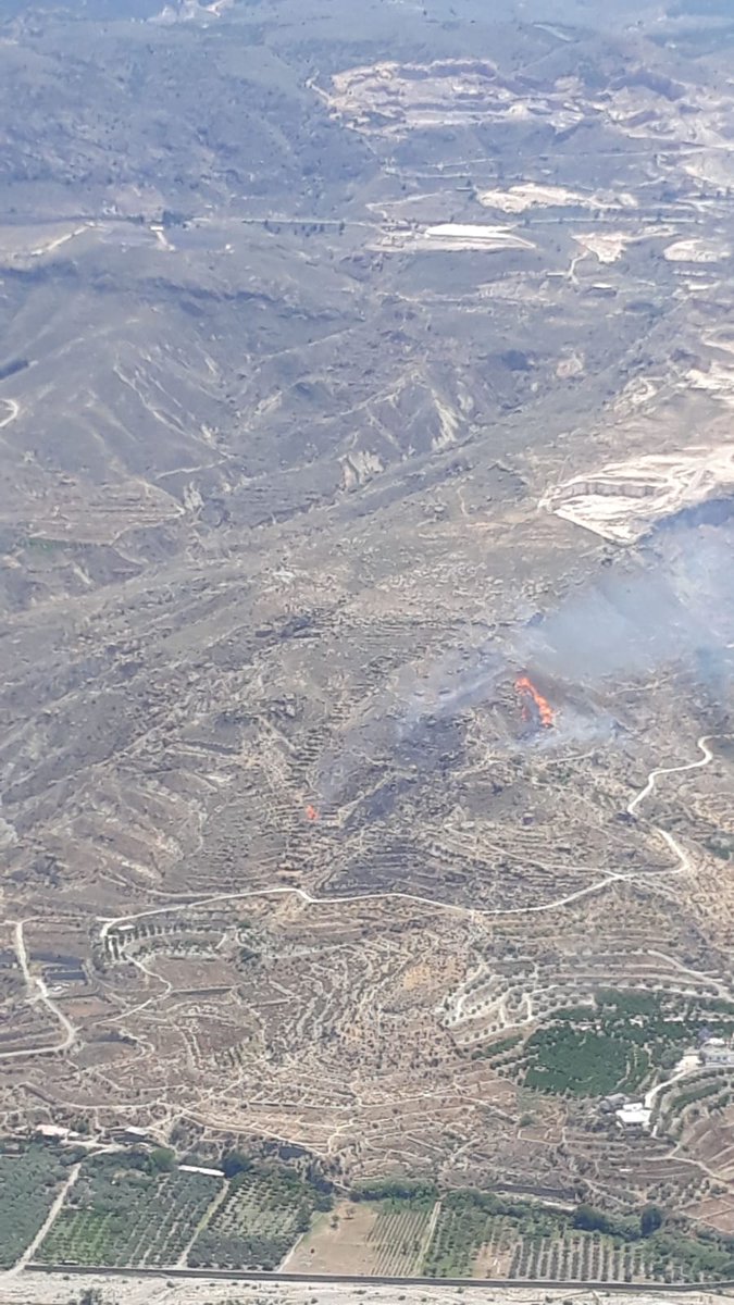 Plan_INFOCA's tweet photo. DECLARADO #IFTerque (#Almería). Medios desplegados: 3 aéreos (2 helicópteros semisepados y 1 Kamov), 2 grupos de #bomberosforestales, 1 #Brica, 2 técnicos de operaciones (#TOP) y 1 agente de Medio Ambiente (#AAMM).
📷Desde el helicóptero de la #Brica de #Granada. https://t.co/e3P4xZTha3