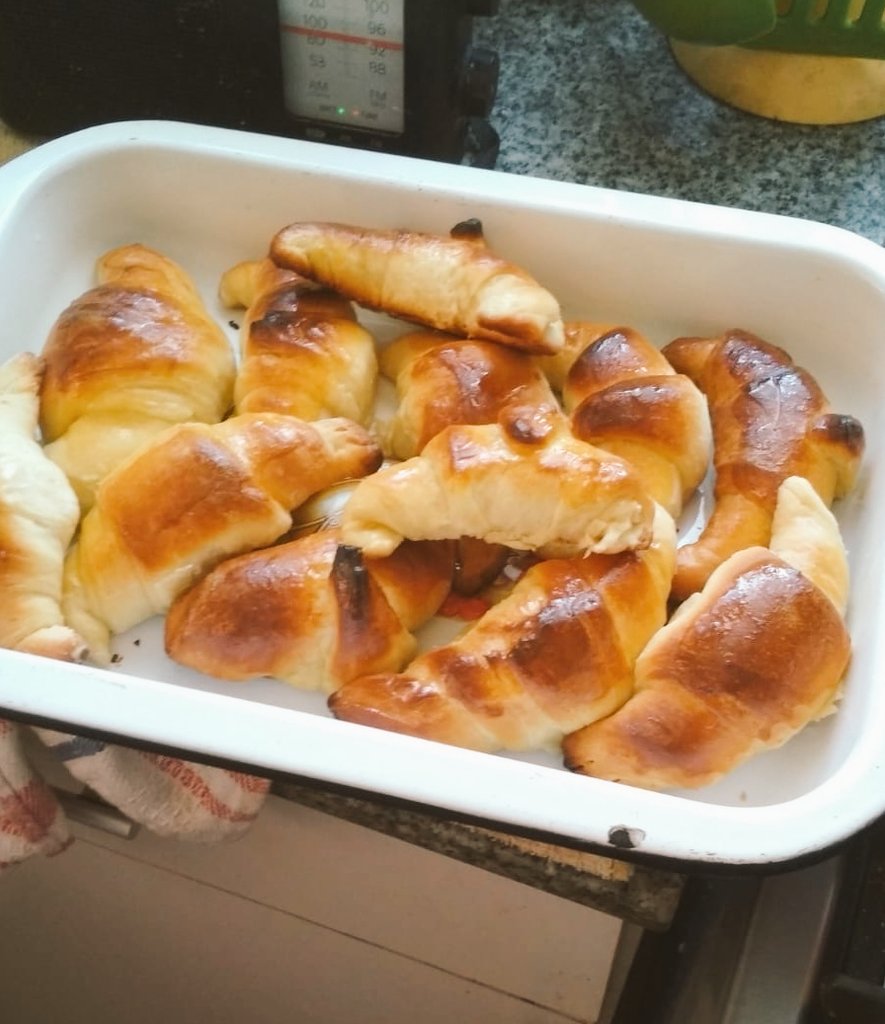 TeSaborVainilla's tweet photo. Hace ya casi tres meses que me encuentro varada en Uruguay Montevideo y casi sin plata, estoy vendiendo medialunas por encargo como en las de la foto para poder seguir aguantando.
Son muy ricas, hay con crema pastelera y sin. 
Por favor les pido compartir para ayudarme 🙏🏻 https://t.co/BI2bbyzNOB