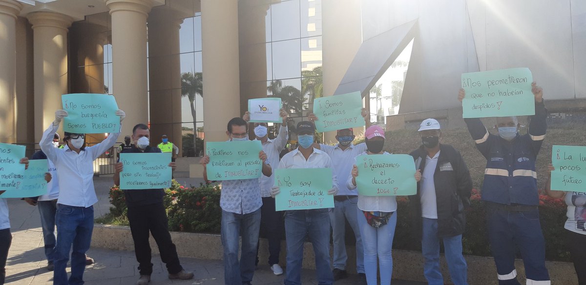 ChicaCultura's tweet photo. Trabajadores de Inmobiliar protestan en los exteriores del Gobierno Zonal. Piden ser reubicados, no desvinculados, tras que el gobierno suprimiera la entidad la semana pasada. Vía @Expresoec https://t.co/xnT4vracBM