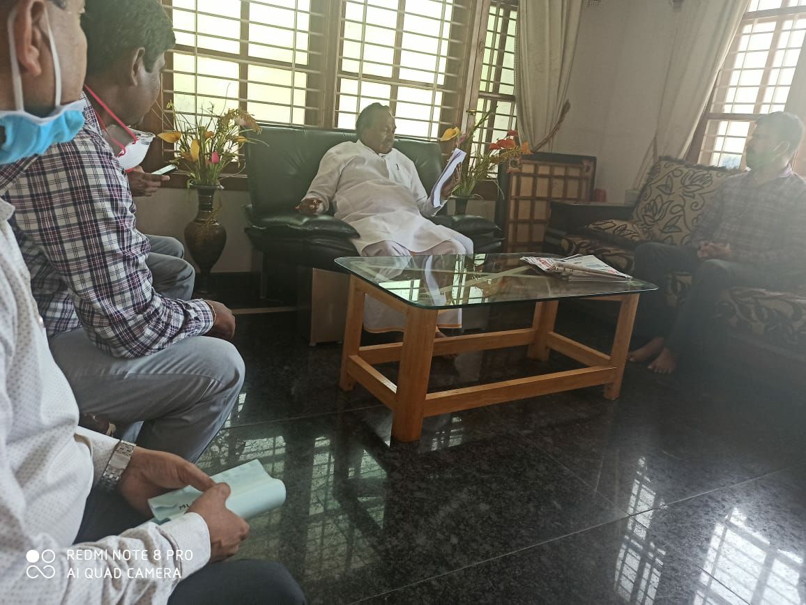 Kspdowa's tweet photo. ಇಂದು ನಮ್ಮ ಇಲಾಖೆಯ ಸನ್ಮಾನ್ಯ ಸಚಿವರನ್ನು ಮತ್ತು ರಾಜ್ಯ ಸರ್ಕಾರಿ ನೌಕರರ ಸಂಘದ ರಾಜ್ಯಾಧ್ಯಕ್ಷರನ್ನು ರಾಜ್ಯ ಸಂಘದಿಂದ ಬೇಟಿಯಾಗಿ ಹುದ್ದೆಯ ಮೇಲ್ದೆರ್ಜೆಗೆರಿಸುವುದರ ಕುರಿತು ಚರ್ಚಿಸಲಾಯಿತು. ಕೊವಿಡ-19 ರ ಗ್ರಾಮೀಣ ಕಾರ್ಯಪಡೆಯ ಚಟುವಟಿಕೆಗಳು ಮತ್ತು MGNREGA ದಡಿ ಕಾರ್ಯನಿರ್ವಹಿಸುವುದರ ಕುರಿತು ಮಾನ್ಯ ಸಚಿವರು  ಮೆಚ್ಚುಗೆ ವ್ಯಕ್ತಪಡಿಸಿದರು https://t.co/G5JSQMHIeS
