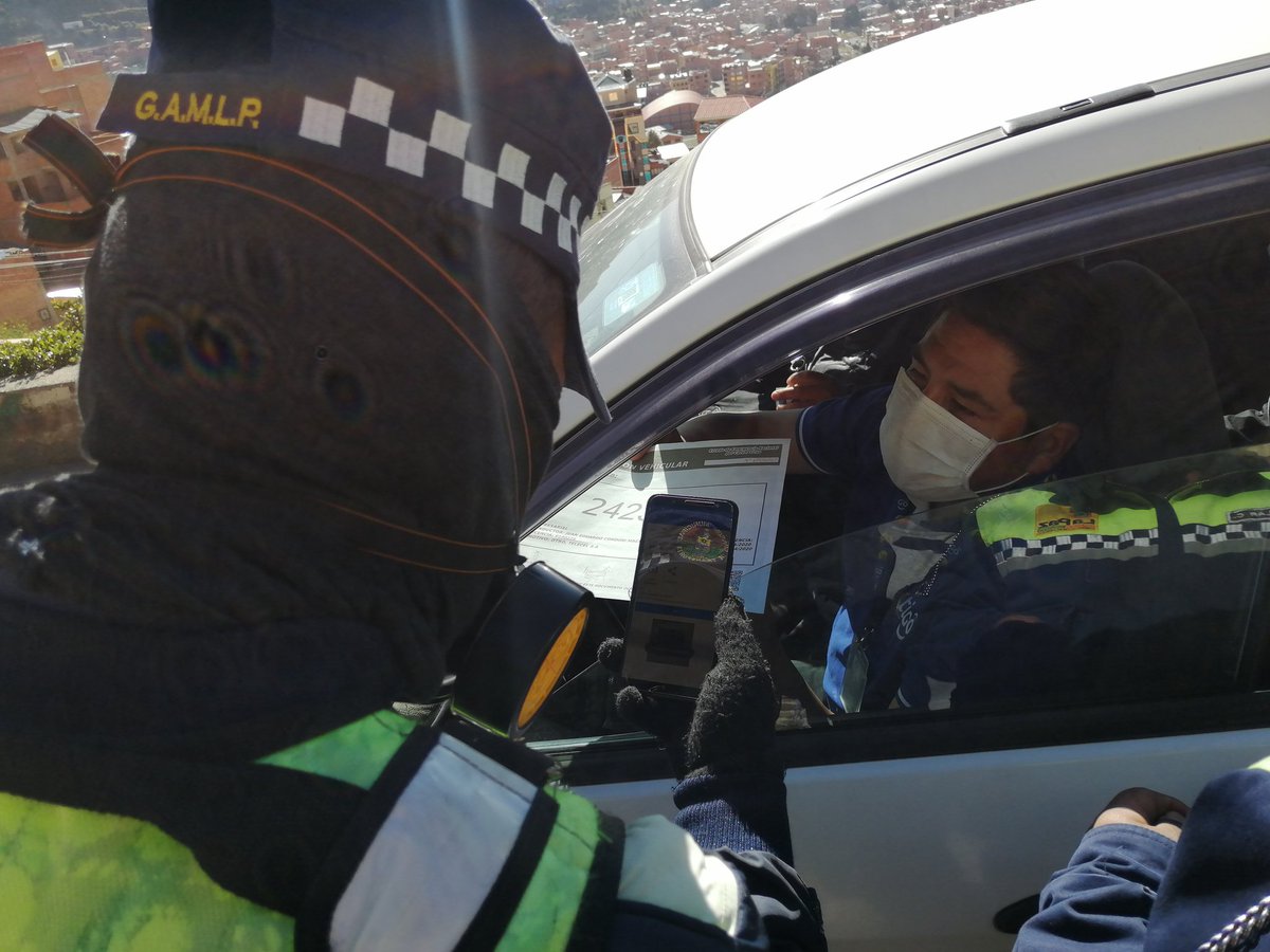 SubMaxParedes's tweet photo. #DeÚltimo Personal de la subalcaldía en coordinación con la Secretaria Municipal de Transporte, Fuerzas Armadas y la Policía, realizan controles para que los vehículos que circulan  entre los municipios de La Paz y El Alto cuenten con su respectiva autorización de circulación. https://t.co/0NvdiFoAYZ