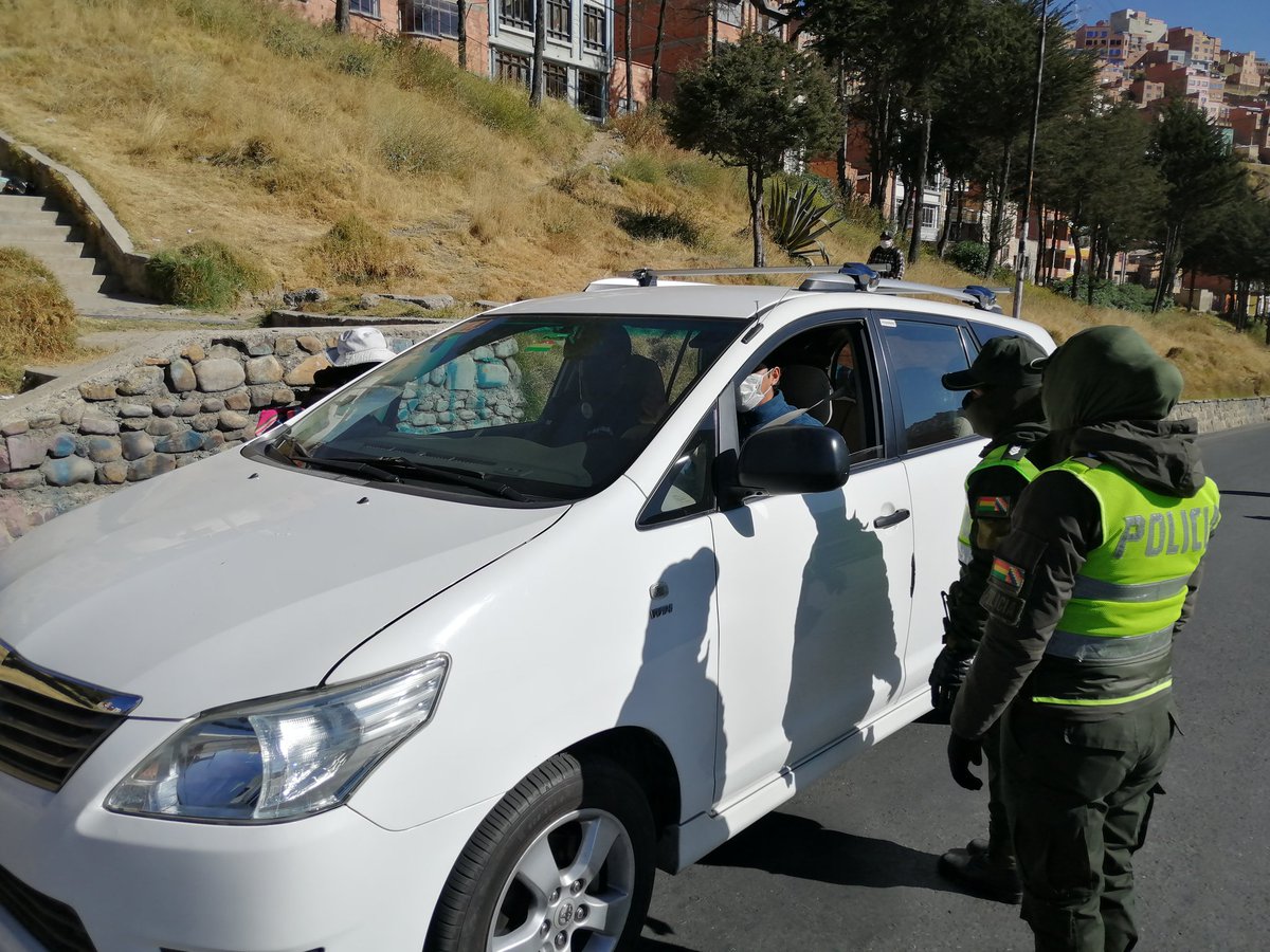 SubMaxParedes's tweet photo. #DeÚltimo Personal de la subalcaldía en coordinación con la Secretaria Municipal de Transporte, Fuerzas Armadas y la Policía, realizan controles para que los vehículos que circulan  entre los municipios de La Paz y El Alto cuenten con su respectiva autorización de circulación. https://t.co/0NvdiFoAYZ
