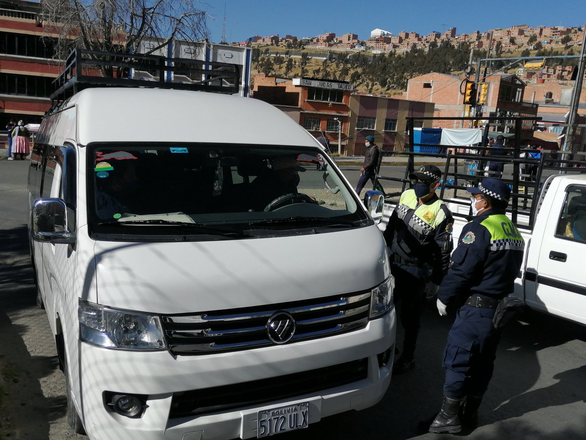 SubMaxParedes's tweet photo. #DeÚltimo Personal de la subalcaldía en coordinación con la Secretaria Municipal de Transporte, Fuerzas Armadas y la Policía, realizan controles para que los vehículos que circulan  entre los municipios de La Paz y El Alto cuenten con su respectiva autorización de circulación. https://t.co/0NvdiFoAYZ
