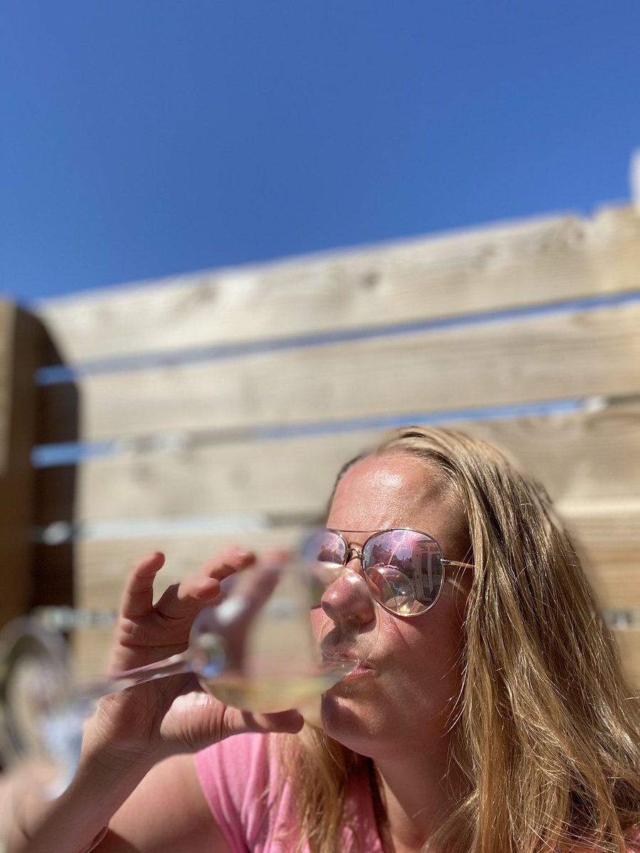 KleeWOOHaWain's tweet photo. Bank holiday bliss! Day off work, run complete with 6 miles left for #milesformind. Wine and sunshine 💕 x https://t.co/fsLT4ibNE0