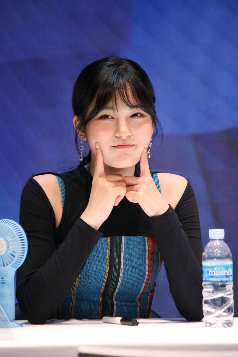Winter_M00N's tweet photo. 200524 용산 팬싸인회

#버스터즈 #Busters #지수 #정지수
@Busters_idol https://t.co/SSRsPTW80t