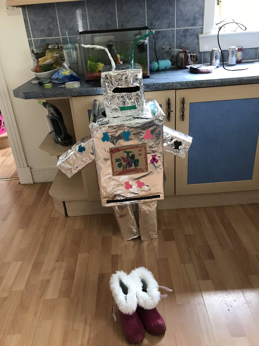 tracypaton9's tweet photo. @CornbankPS holly has fun making a junk robot with daddy today and wearing it! Lol https://t.co/WPyzhUzAQ4