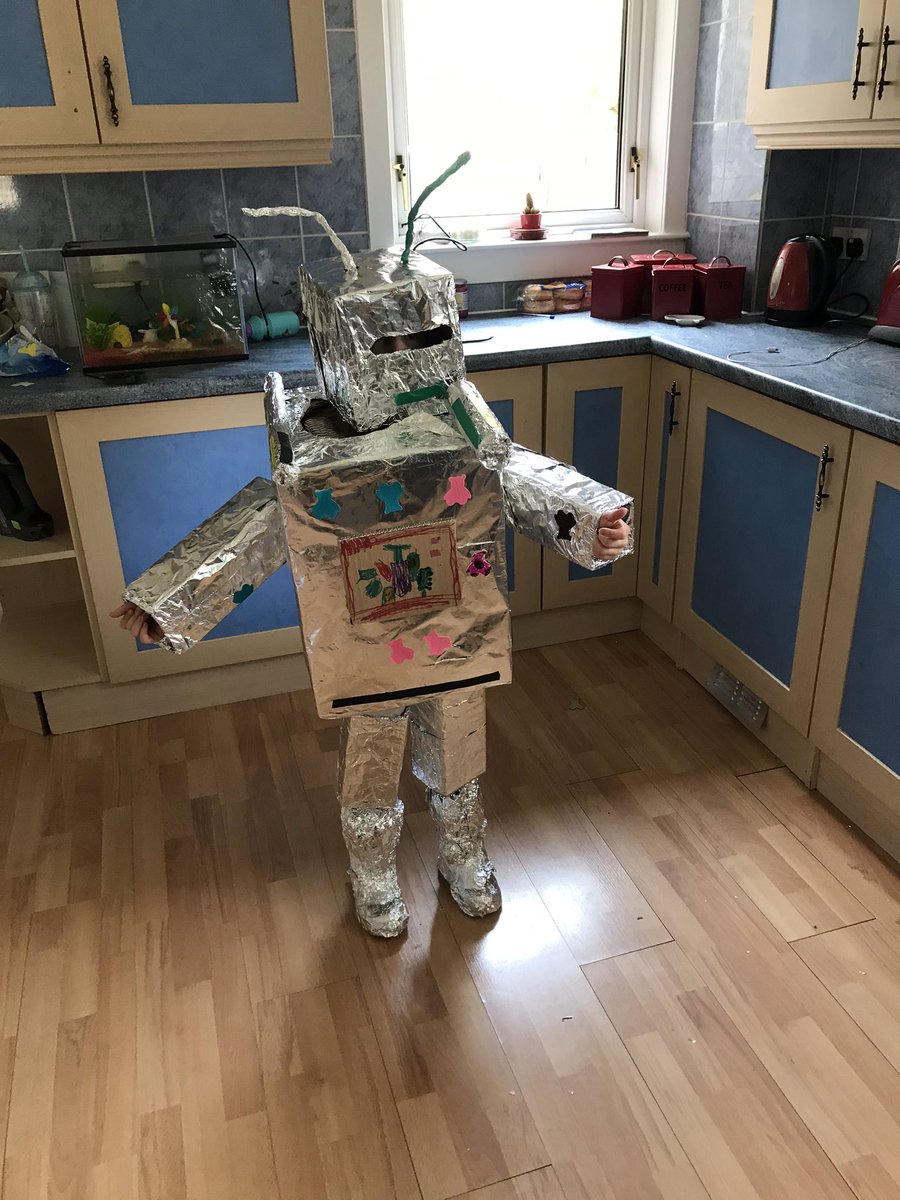 tracypaton9's tweet photo. @CornbankPS holly has fun making a junk robot with daddy today and wearing it! Lol https://t.co/WPyzhUzAQ4