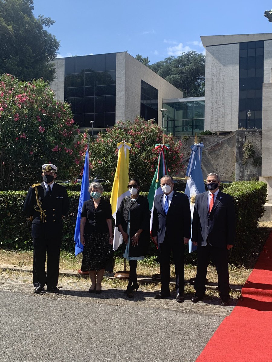 ARGinITALIA's tweet photo. En ocasión del 210º Aniversario de la Revolución de Mayo, rendimos homenaje a nuestro Libertador, General Don José de San Martín.
Estuvieron presentes @tferrariARG y los embajadores de @ArgenFao @ArgSantaSede y la Cónsul General en #Roma https://t.co/lRwcv0vBGh