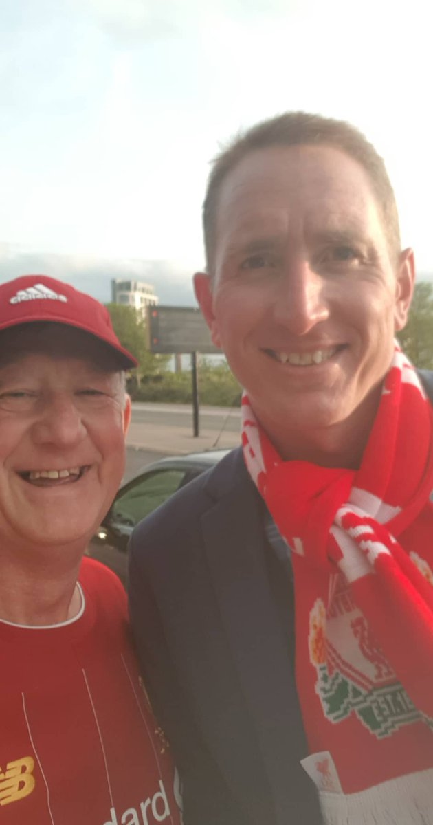 iansheen1's tweet photo. @ChrisKirkland43 Your doing a great job Chris, helping others get through this hard time after you have been in their position.
Nearly 12 months ago since this pic was taken , as you tried to get yourself home after the victory parade.Stay safe and thanks again!!👏👏 https://t.co/uRp8k4TMXG