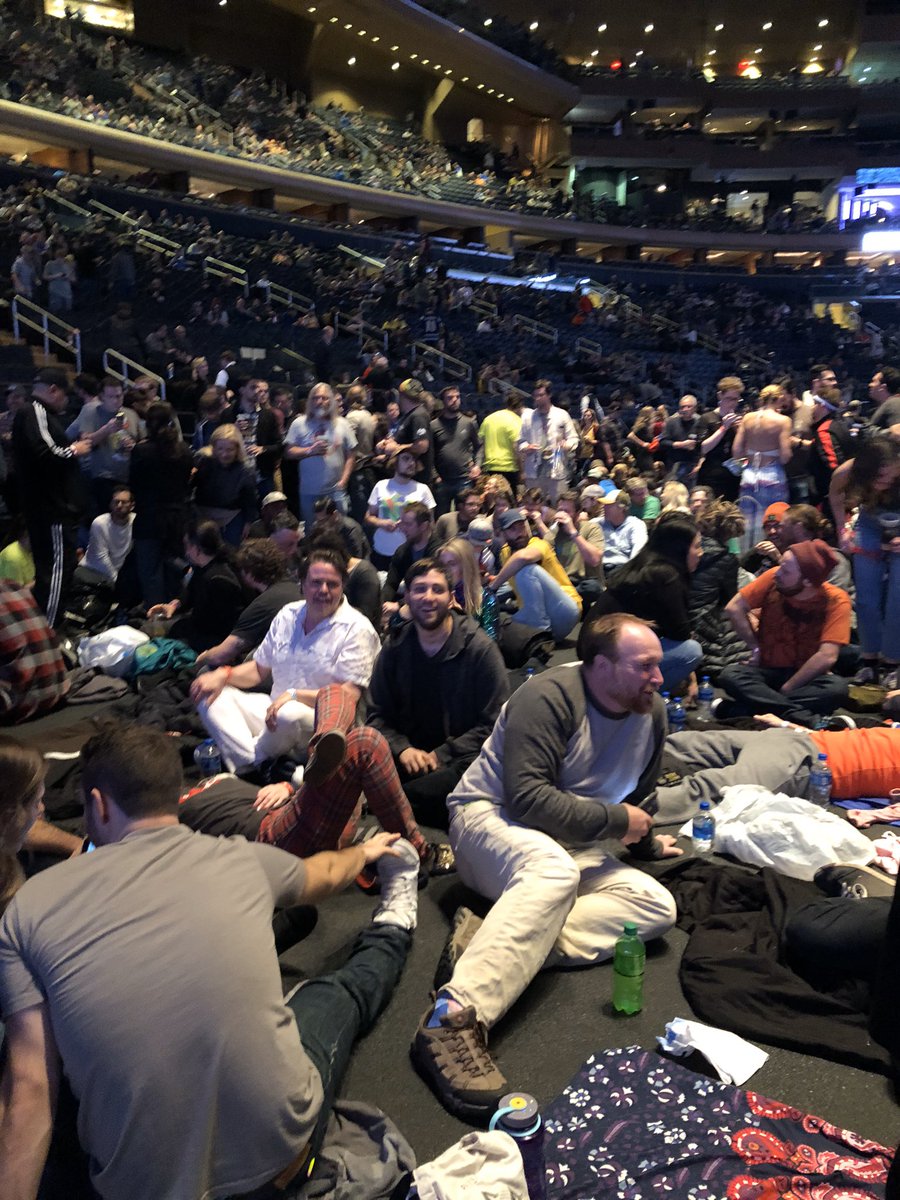 nycjamgal's tweet photo. Scored a great floor spot on #MikeSide nestled among some of my fave #phamily @TomMarshall111 @kabaines @hankschwab @bizarchive #SueLMarron & assorted #wooks 12/29/18 🤘🏽🤘🏽 https://t.co/nCni2hXJ9U