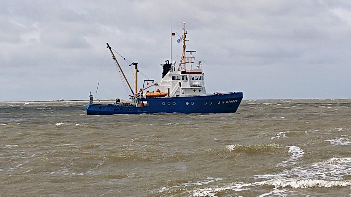 FerryBox_Hereon's tweet photo. Scientific cruises in Corona-times. Last week, another leg of the @HelmholtzMoses project happened, this time with only 2!!! scientific personnel on board. A @KOGMaritime antenna for intership communication was tested. 📸taken from @HZG_de's #Prandtl showing @AWI_Media's #Uthörn https://t.co/sW7f1HGnXB