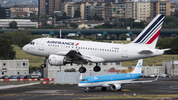 EBAirside's tweet photo. A sign of the new normal after Coronavirus:

Air France progressively implements passenger temperature checks

Read the full article here on Airports International https://t.co/3gG0VsKTyX

#EBAirside https://t.co/iB9yhfKvOi