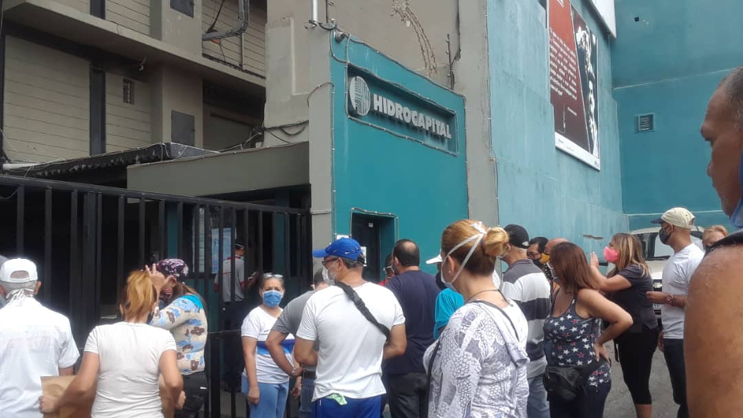 rcarrero22's tweet photo. @HidroCapital2 @EvelynB_Vasquez @mppaaguas_ @VPSOPS @avnve @VTVcanal8 @globovision @Mippcivzla Vecinos de Simon Rodriguez, Sarria y Pinto Salinas requieren que les resuelvan el servicio del agua #BastaYa #solucionesYa https://t.co/GxWY5ZKlwh