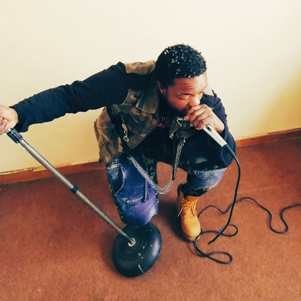 GSMusiq_SA's tweet photo. #liveset #photoshoot #ThePledgeEP dropping 5th June.
#singlelink #below
https://t.co/Juiv92FHD2
#download #share 👊🔥👊 https://t.co/eWgBRgtVgS
