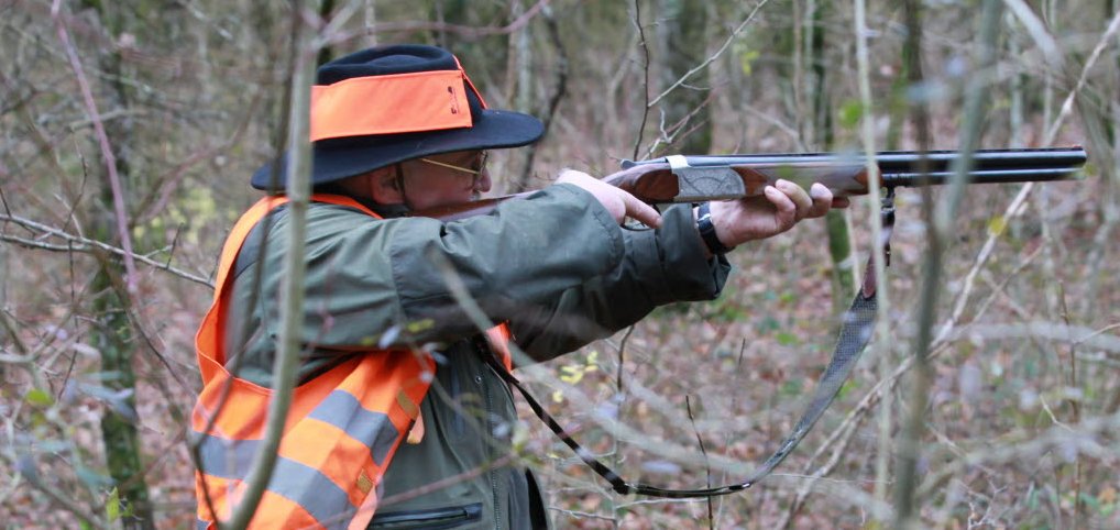 #5 Jean-ChasseurAdore les mèmes sur la chasse et partage souvent des photos de femmes à moitié nues. Il adore chasser. Se dit apolitique et écolo. Compare souvent les armes avec des femmes.