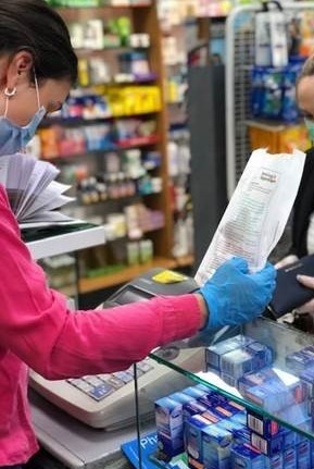 lbbdcouncil's tweet photo. If you're experiencing domestic abuse you can safely find help in our Pharmacies. 

25 Pharmacies in the borough are using printed prescription bags with details of help that's available and all our pharmacies have been given guidance on how to help survivors. #BDProtect https://t.co/wQr49qQ26j