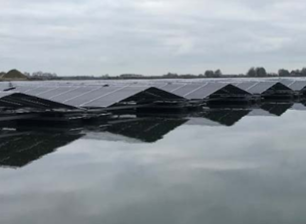 EnvisoBV's tweet photo. Vergunning voor drijvend zonnepark Nijbeets verleend! Vanaf deze week beginnen de voorbereidingen voor de bouwwerkzaamheden, eind juli drijven er ruim 33.000 zonnepanelen met een capaciteit van 12,8 MW. #zonnepanelen #drijvendzonnepark #duurzaam https://t.co/c2beMOiQm8