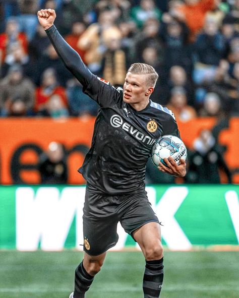 FootbalIhub's tweet photo. If Haaland scores against Bayern Munich tommorow, we'll give away a Dortmund 'blackout' shirt. Retweet and follow us to enter. Winner announced tomorrow evening! 🔥 https://t.co/5i68slKBN6