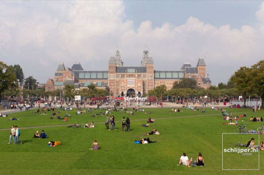 The same ride occurred in 1975, with 3000 people joined. In 1976 4000 joined and in 1977 9000 joined with a lie down protest on Museumplein, the road there has now been removed