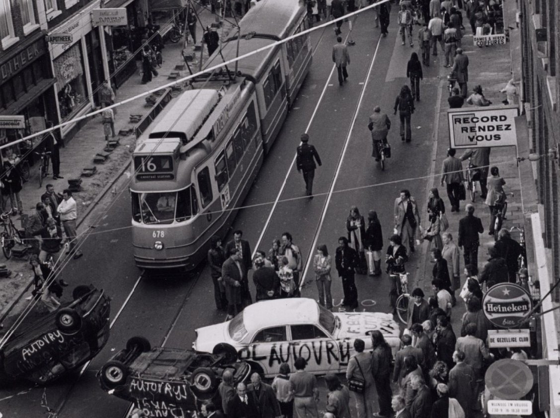 De Pijp residents demanded a car free Ferdinand Bolstraat in 1975. It is now trams and bicycles only