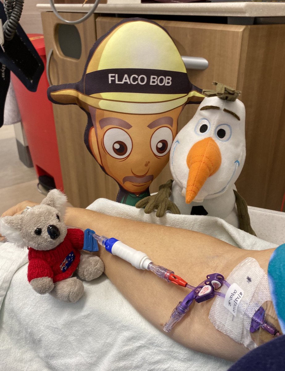 2manyplaces2lit's tweet photo. #olaf : hey Mom, what are they doing? #FlacoBob, do you know? #AussieMate Well ...  sure it doesn’t hurt ‘Mom? #MDAnderson #Houston #journeyofalifetime #cancersucks 🤢🤢  
Yes it is chemo time. Platelets are up. https://t.co/ko5WvwKz4W