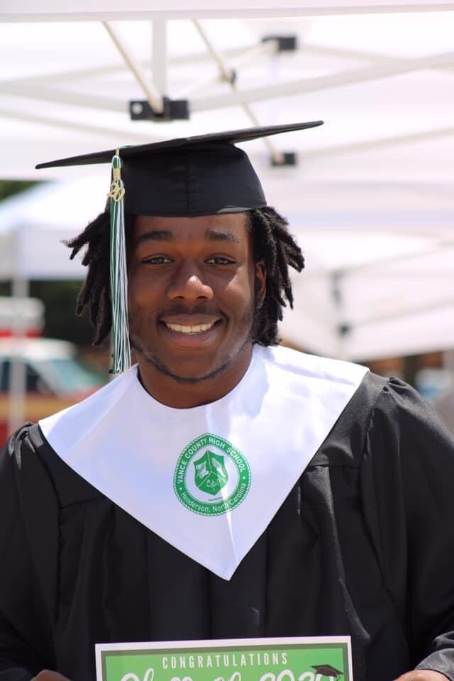 Kahlil___80's tweet photo. im finally a graduate 🎓 c'o 2020 we up ✌🏾💙 https://t.co/dJNtj15j0x