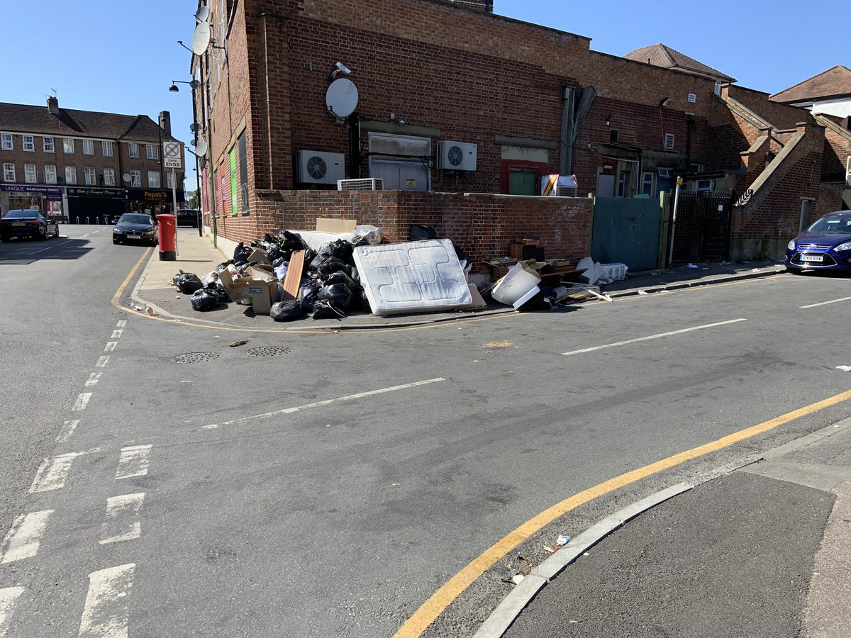 nogger79's tweet photo. @DuncanFlynn81 @Hillingdon Please can you help stop regular fly-tipping on the corner of Oakdale Ave and Briawood Dr. This has been here now for 24hours #Northwoodhills https://t.co/GTGMzrYGLm