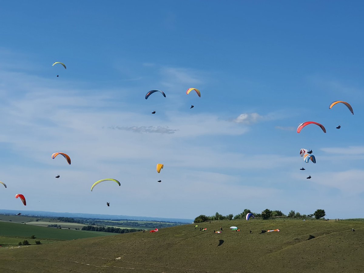 Colourful spring day in #valeofpewsey #tanhill #visitwiltshire