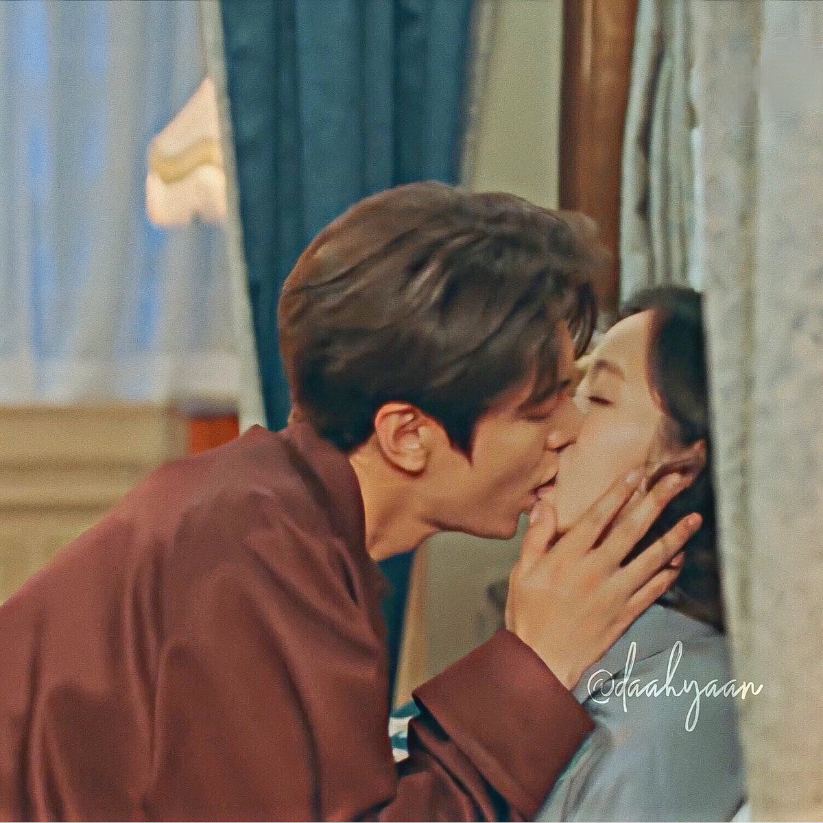 Why do I get this feeling that this part was ad-lib by LMH hahaha I mean he puts his hand on her lips and slightly opens it for better you know HAHAHAHAHA  #TheKingEternalMonarch  #KimGoEun  #LeeMinho